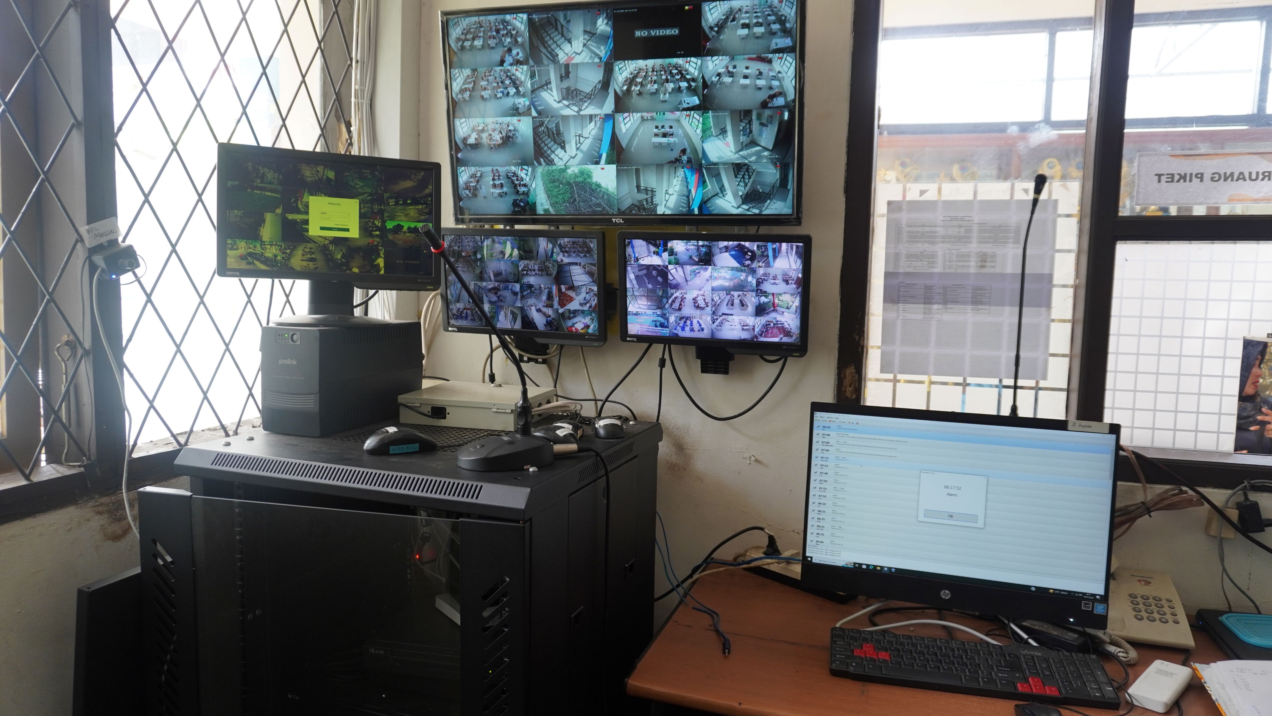 Ruang CCTV - Aktivitas terpantau 24 Jam